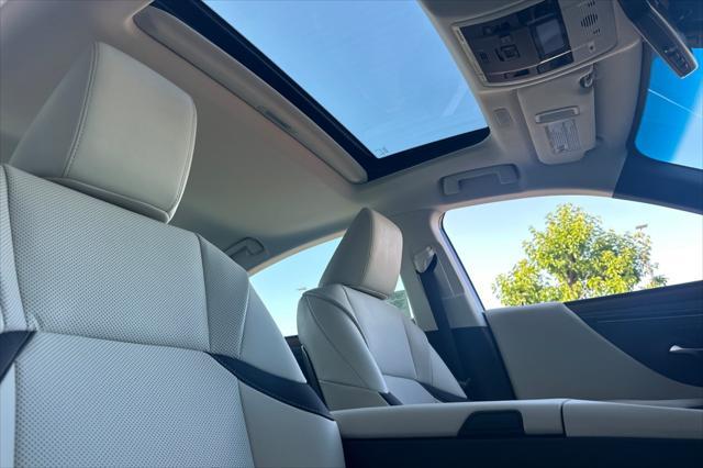 new 2025 Lexus ES 300h car, priced at $50,899