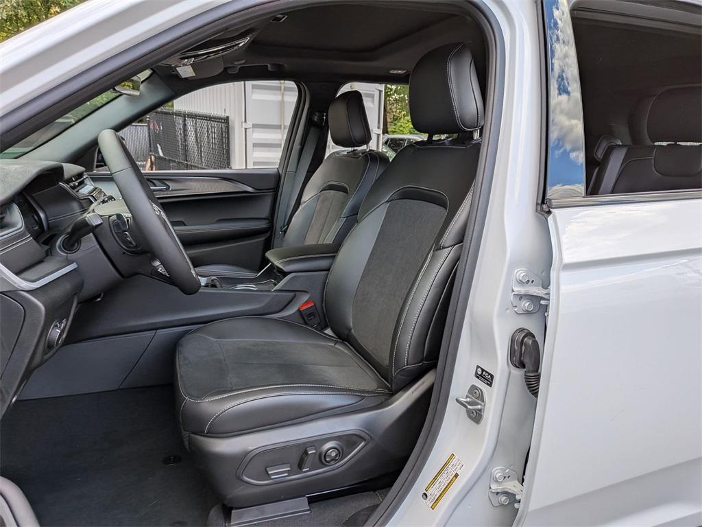 new 2025 Jeep Grand Cherokee car, priced at $42,385