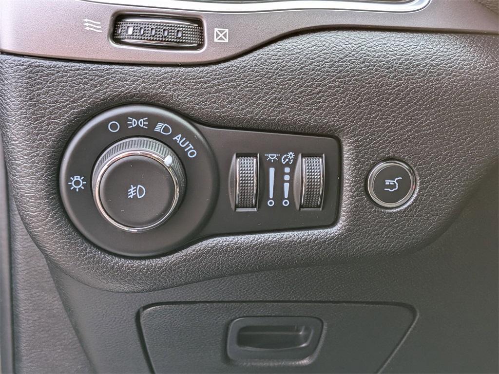 used 2021 Jeep Cherokee car, priced at $24,112