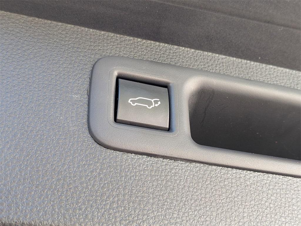 used 2022 Toyota Highlander car, priced at $31,250