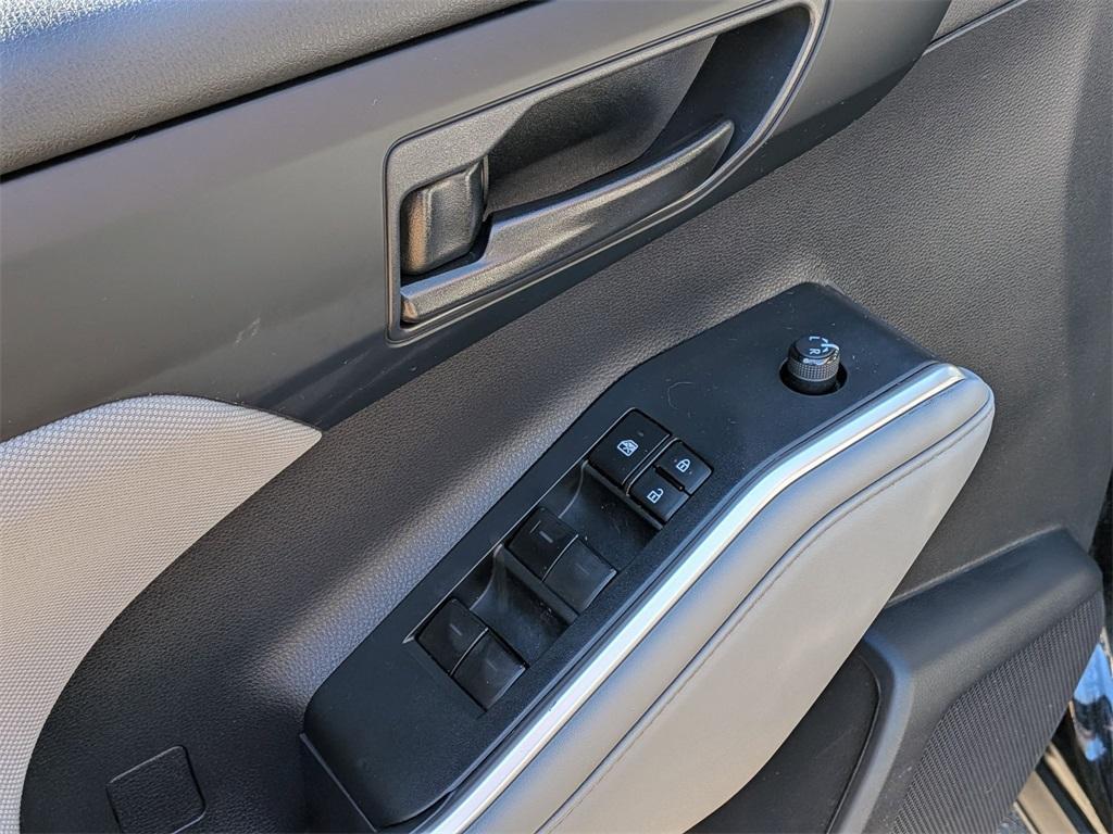 used 2022 Toyota Highlander car, priced at $31,250