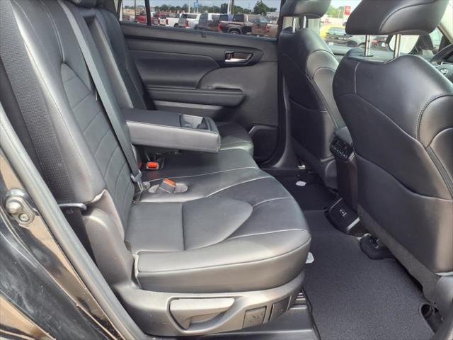 used 2022 Toyota Highlander car, priced at $34,998