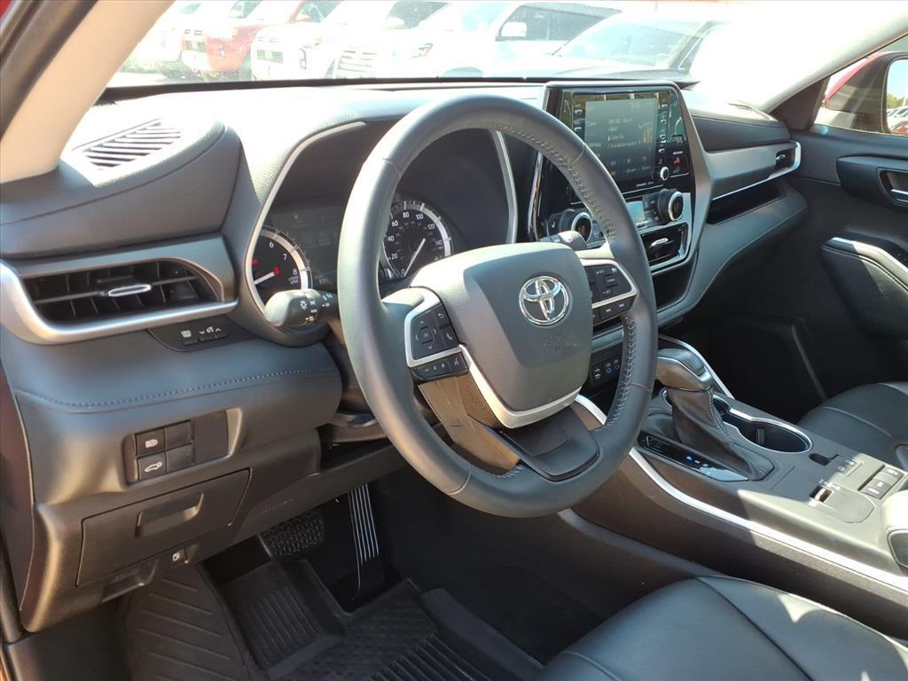 used 2022 Toyota Highlander car, priced at $34,748