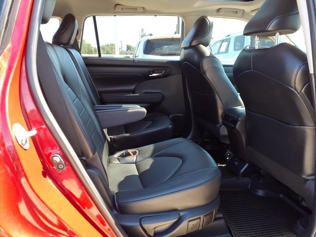 used 2022 Toyota Highlander car, priced at $34,748