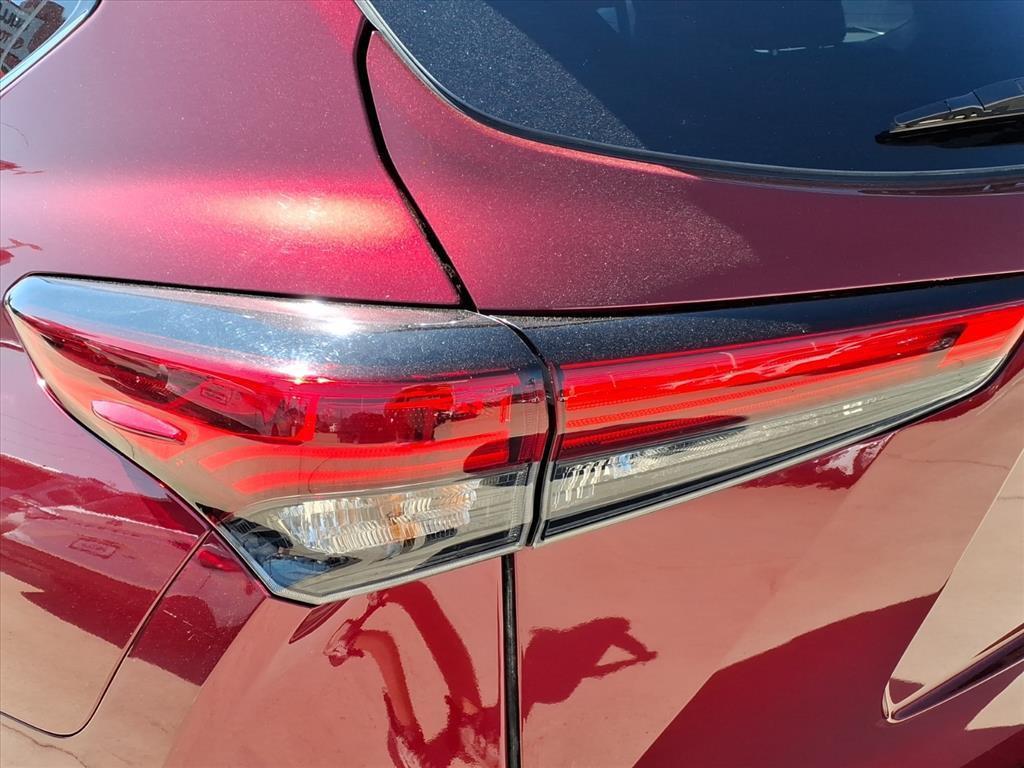 used 2022 Toyota Highlander car, priced at $34,748