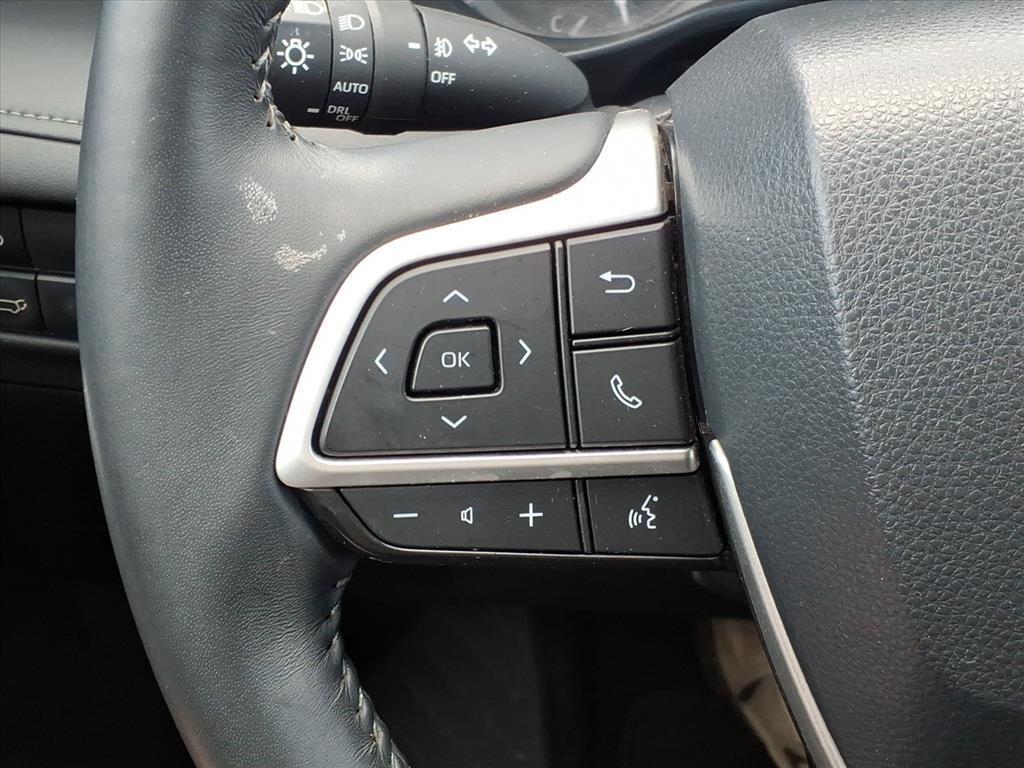 used 2022 Toyota Highlander car, priced at $33,998