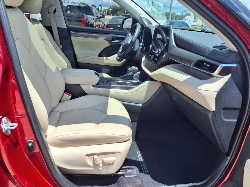 used 2023 Toyota Highlander car, priced at $40,998