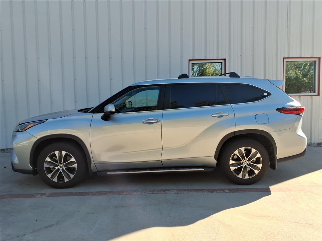 used 2023 Toyota Highlander car, priced at $39,998