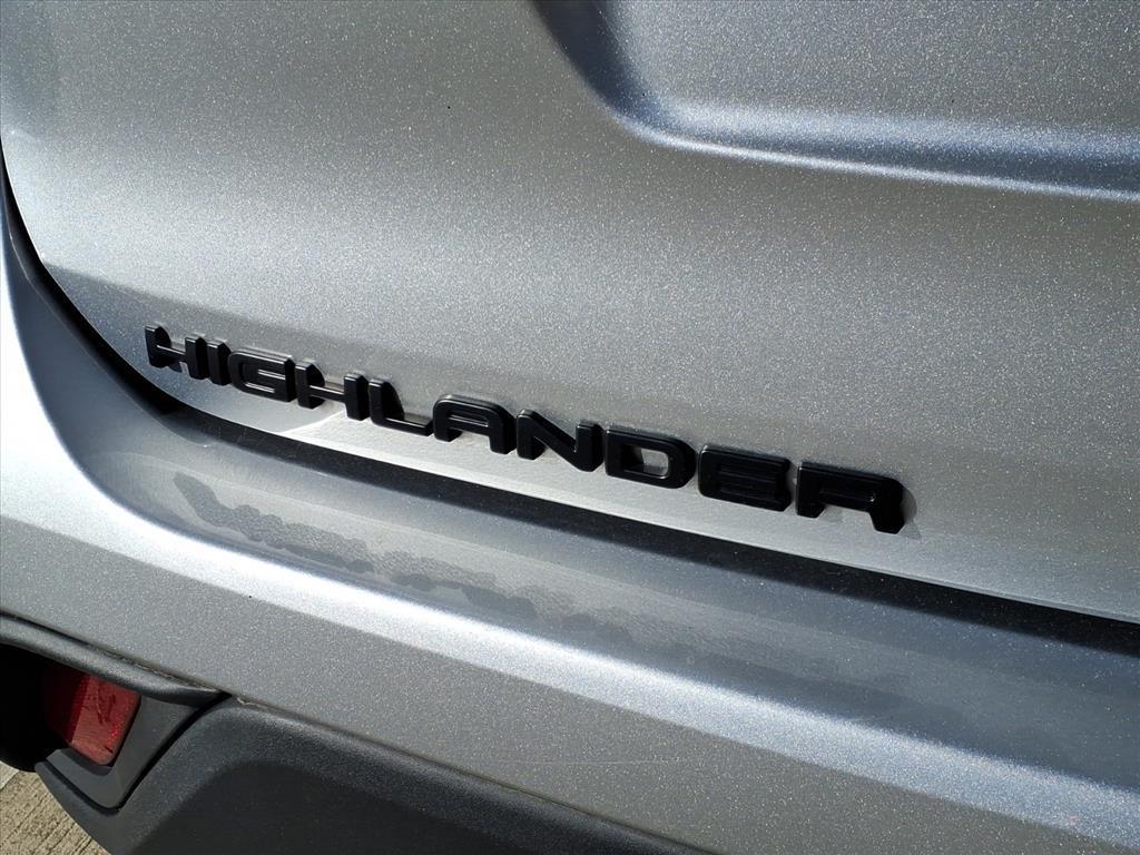 used 2023 Toyota Highlander car, priced at $32,498