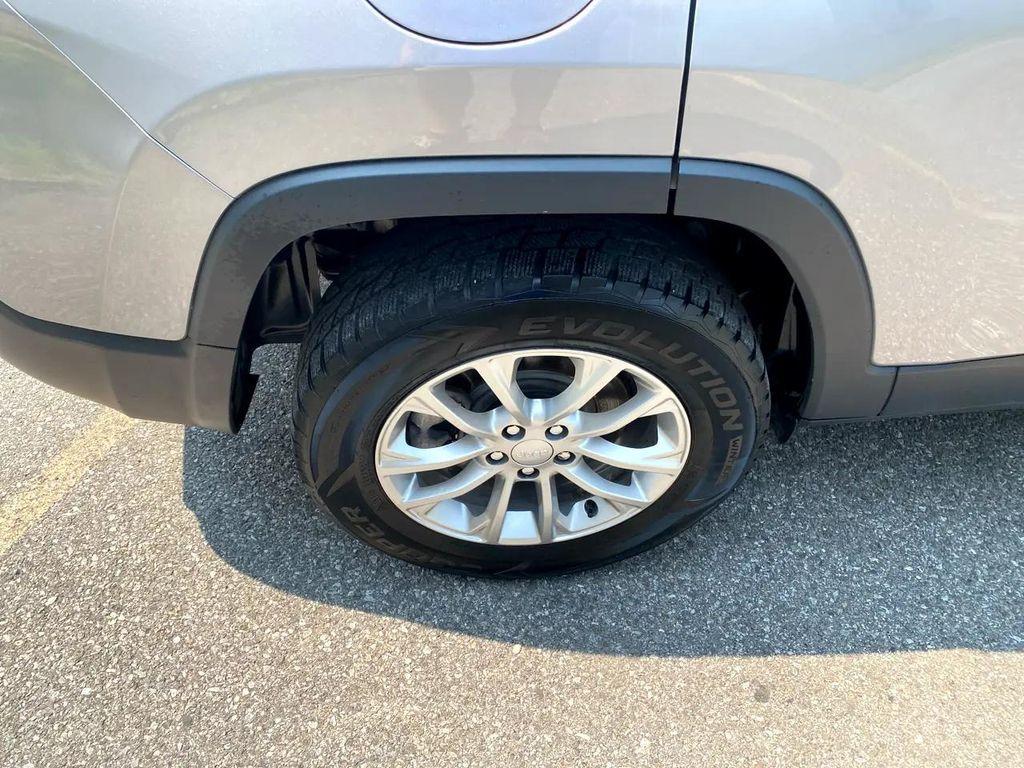 used 2019 Jeep Cherokee car, priced at $12,995
