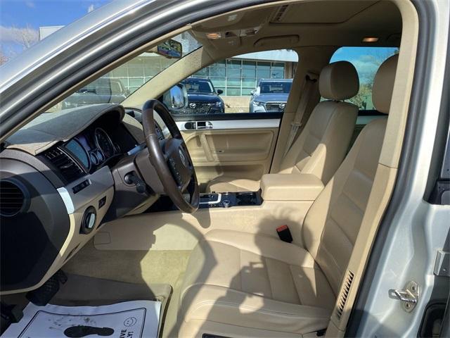 used 2009 Volkswagen Touareg 2 car, priced at $6,998