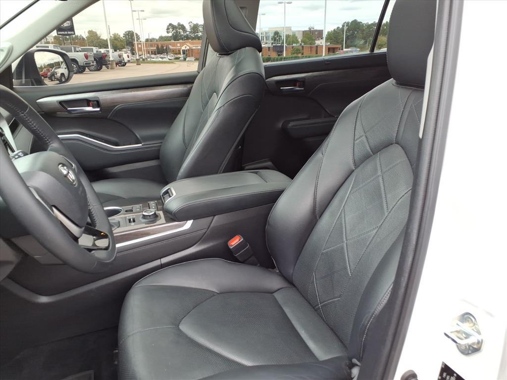 used 2022 Toyota Highlander car, priced at $40,971