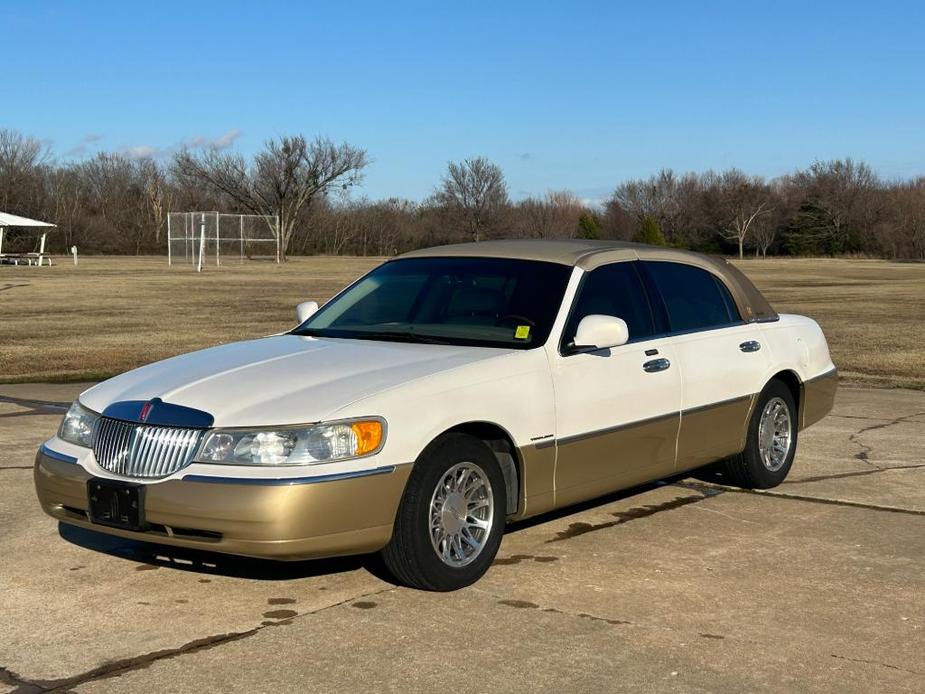 used 2001 Lincoln Town Car car, priced at $8,900