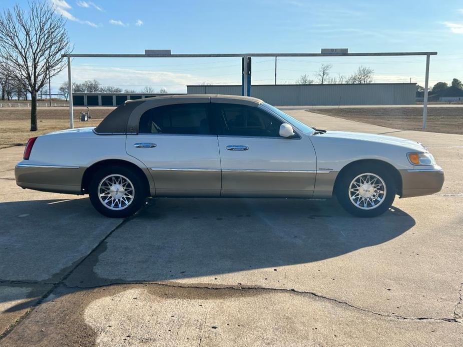 used 2001 Lincoln Town Car car, priced at $8,900