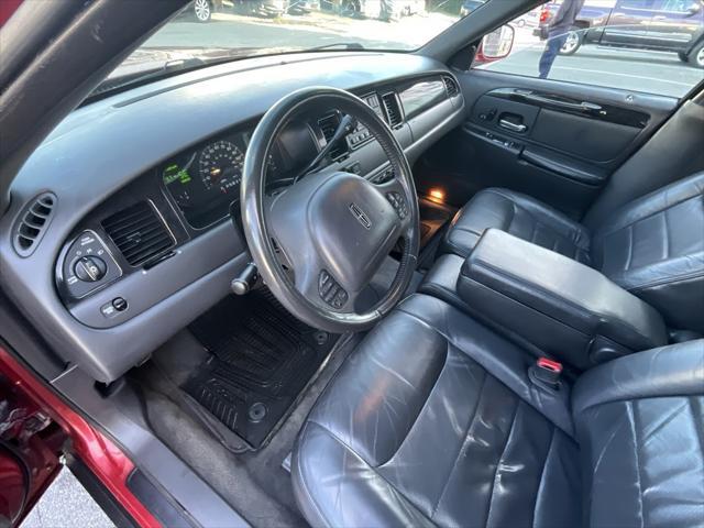 used 2000 Lincoln Town Car car, priced at $7,818