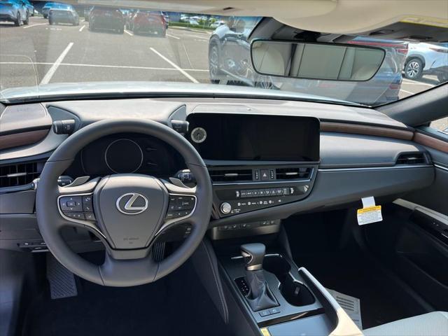 new 2025 Lexus ES 300h car, priced at $51,034