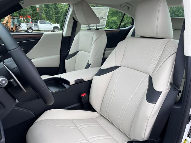 new 2025 Lexus ES 300h car, priced at $53,610
