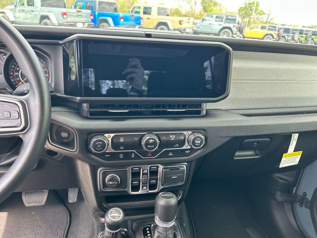 new 2025 Jeep Gladiator car, priced at $39,026