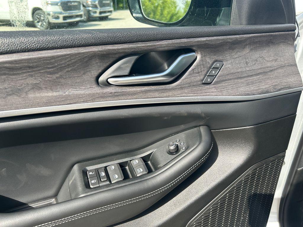 new 2024 Jeep Grand Cherokee L car, priced at $42,316