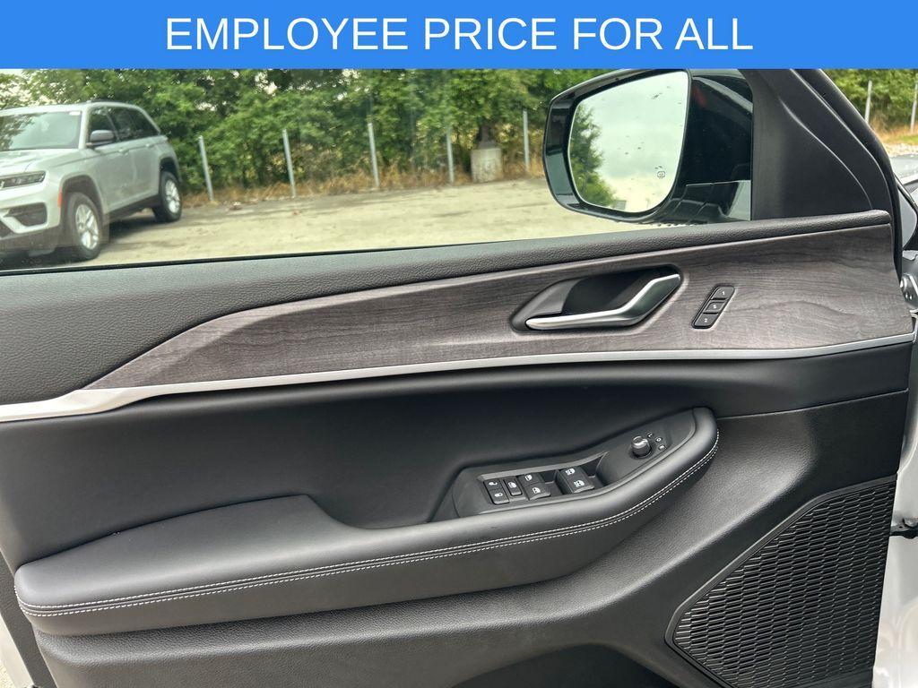new 2025 Jeep Grand Cherokee L car, priced at $45,217