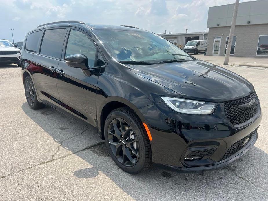 new 2024 Chrysler Pacifica car, priced at $46,862