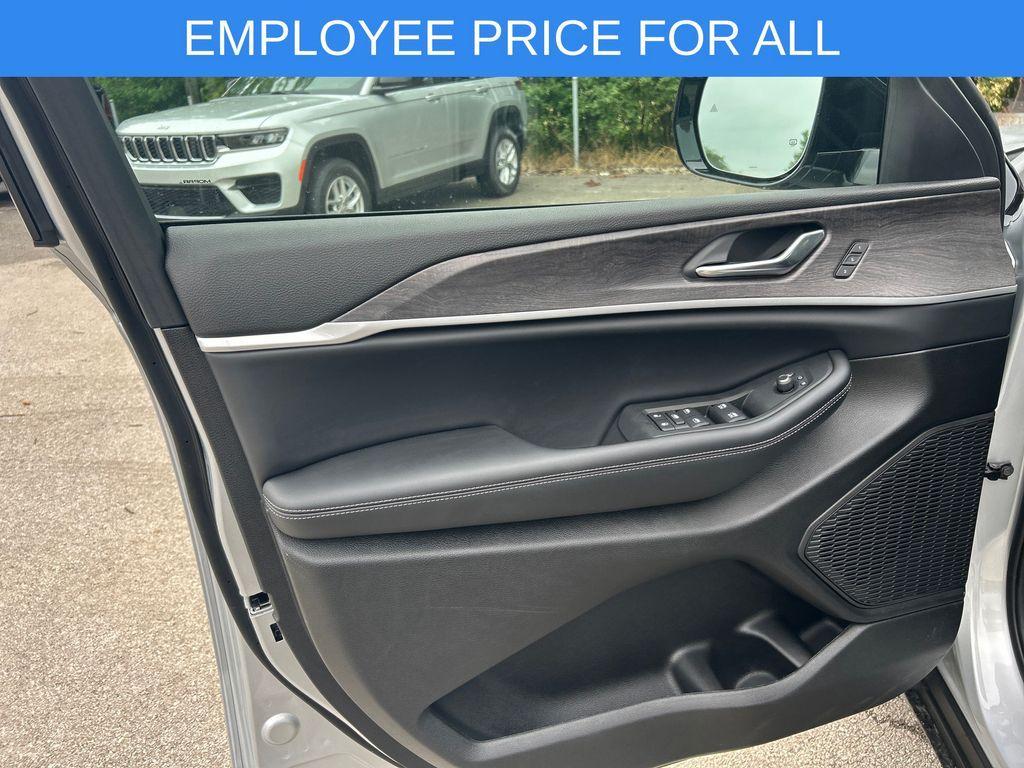 new 2025 Jeep Grand Cherokee L car, priced at $45,217