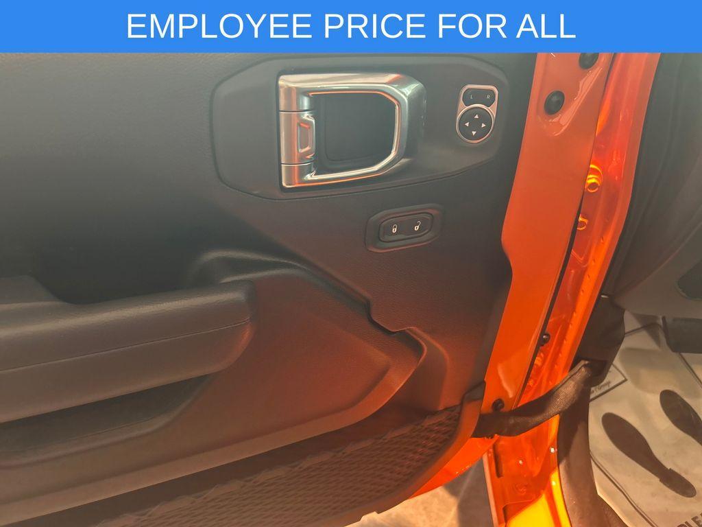 new 2025 Jeep Wrangler car, priced at $46,558