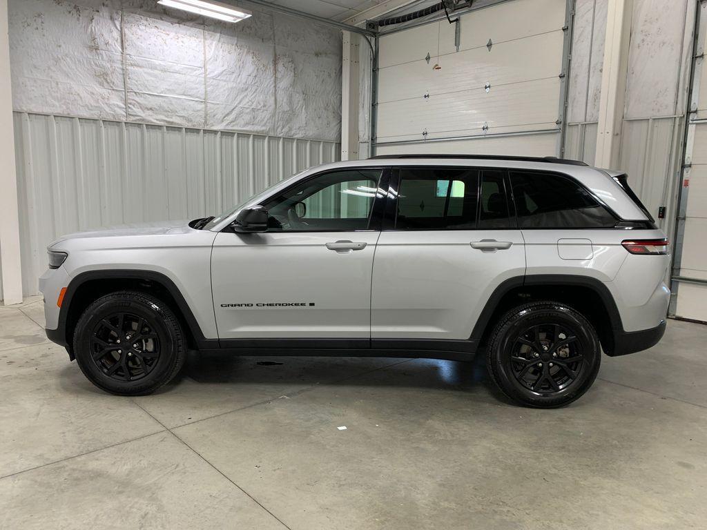 used 2024 Jeep Grand Cherokee car, priced at $37,721