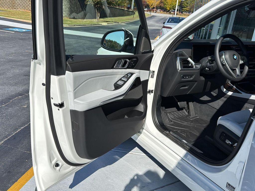 new 2026 BMW X7 car, priced at $96,005