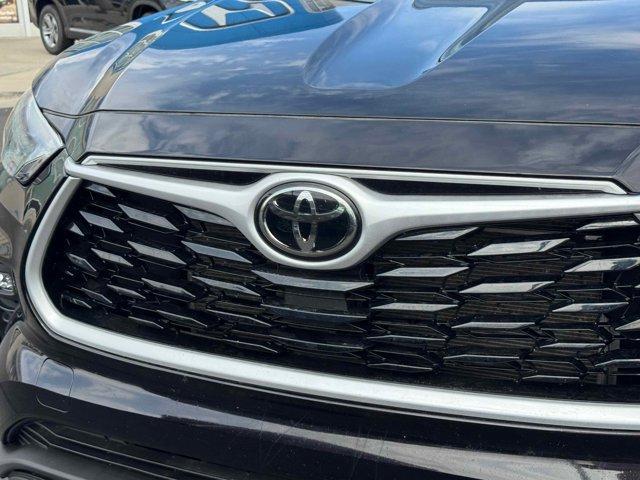 used 2022 Toyota Highlander car, priced at $35,353