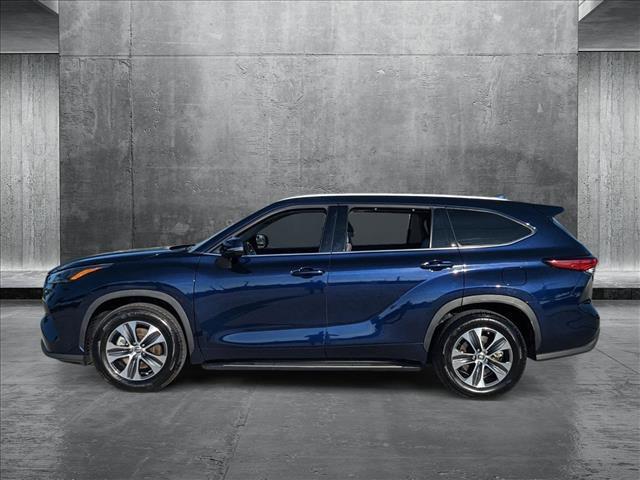 used 2022 Toyota Highlander car, priced at $33,418