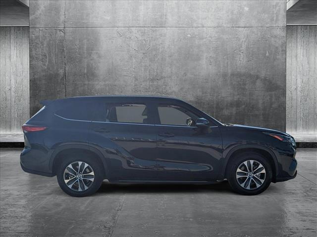 used 2022 Toyota Highlander car, priced at $33,418