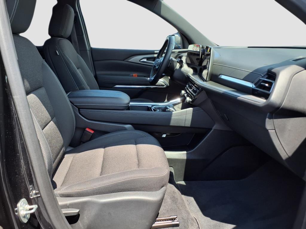 used 2025 Chevrolet Traverse car, priced at $36,413