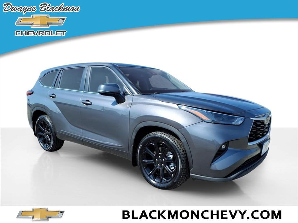 used 2023 Toyota Highlander car, priced at $35,987