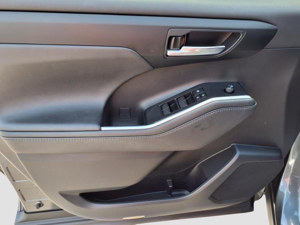 used 2021 Toyota Highlander car, priced at $34,876