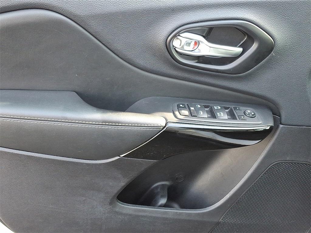 used 2023 Jeep Cherokee car, priced at $25,442