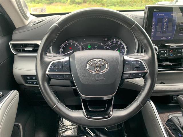 used 2021 Toyota Highlander car, priced at $35,995