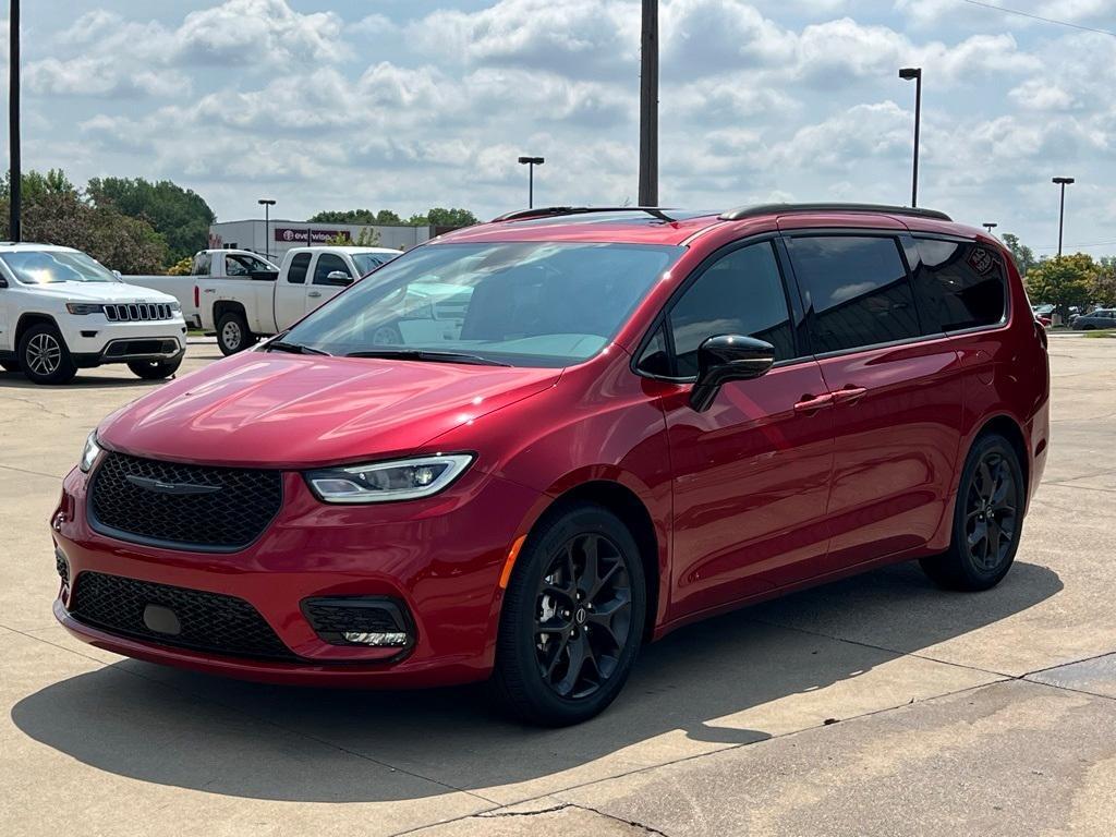 new 2025 Chrysler Pacifica car
