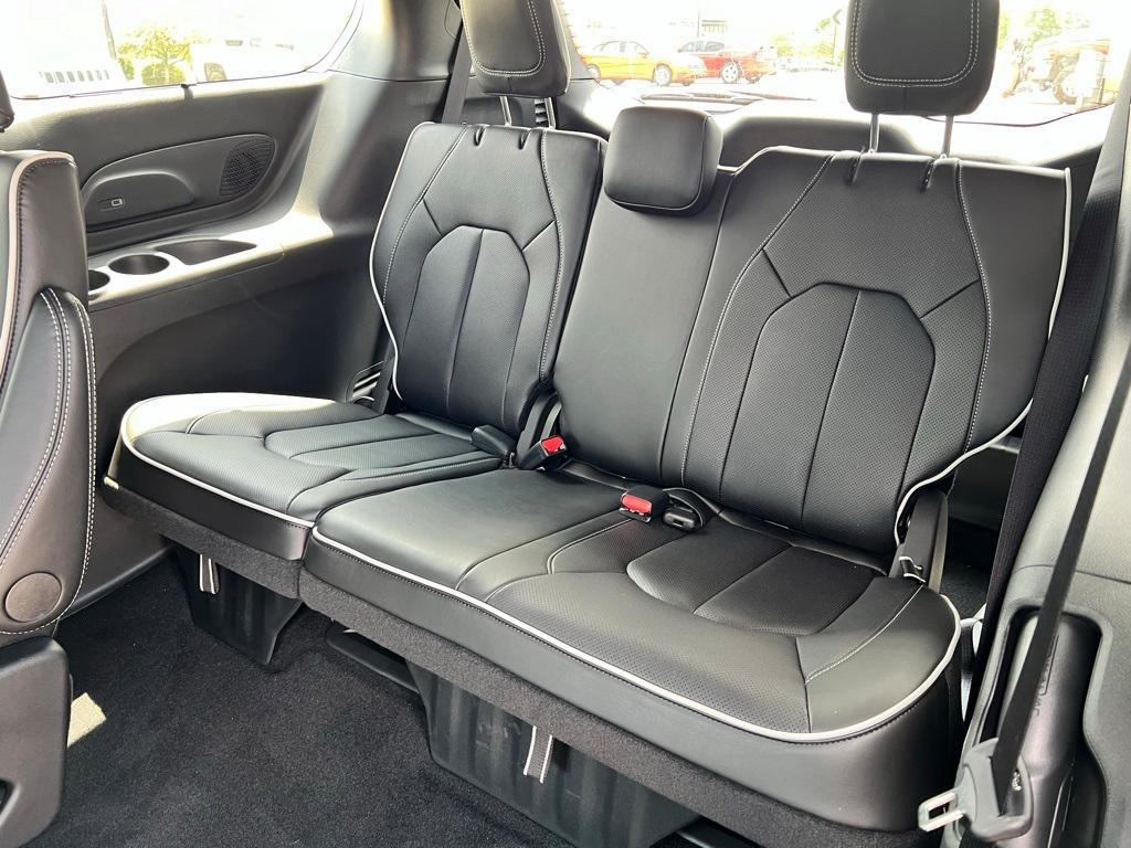 new 2025 Chrysler Pacifica car