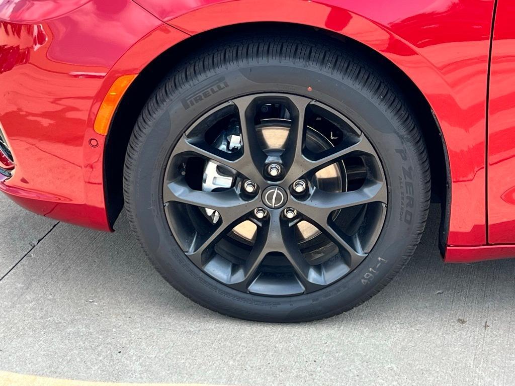 new 2025 Chrysler Pacifica car