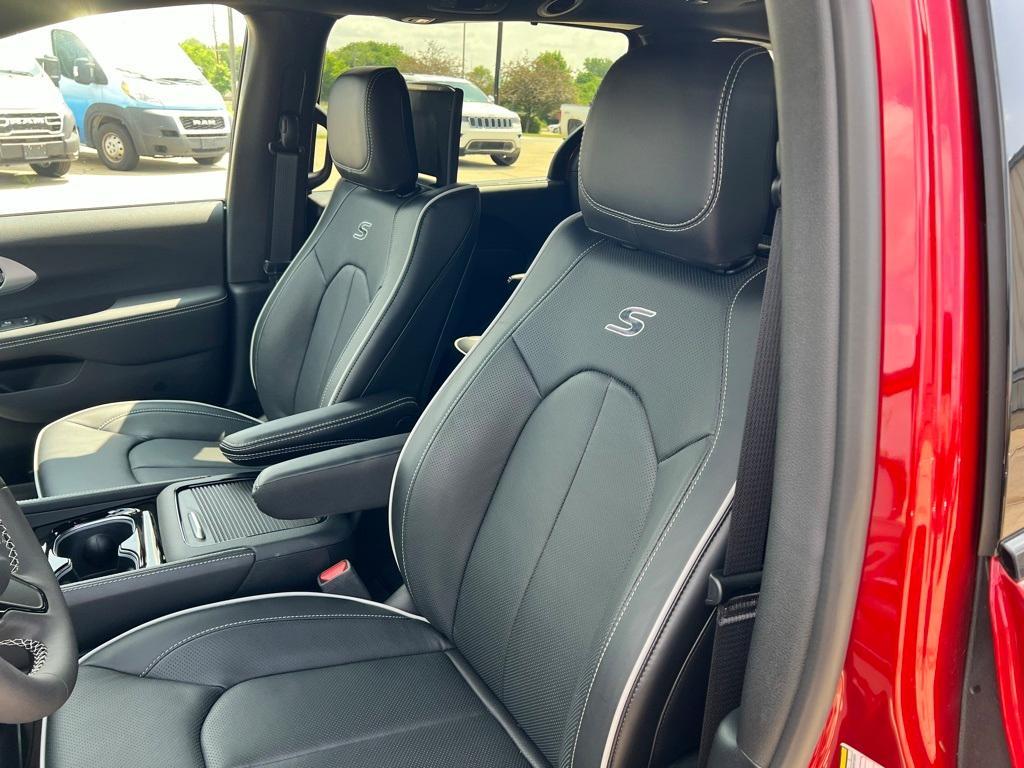 new 2025 Chrysler Pacifica car