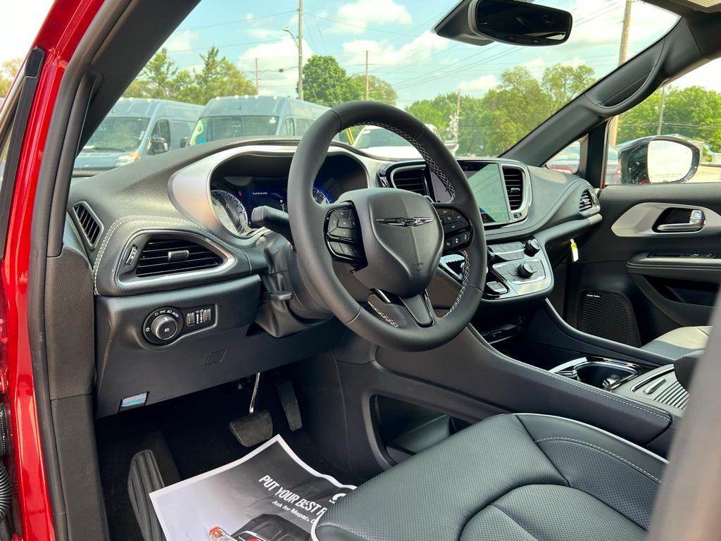 new 2025 Chrysler Pacifica car