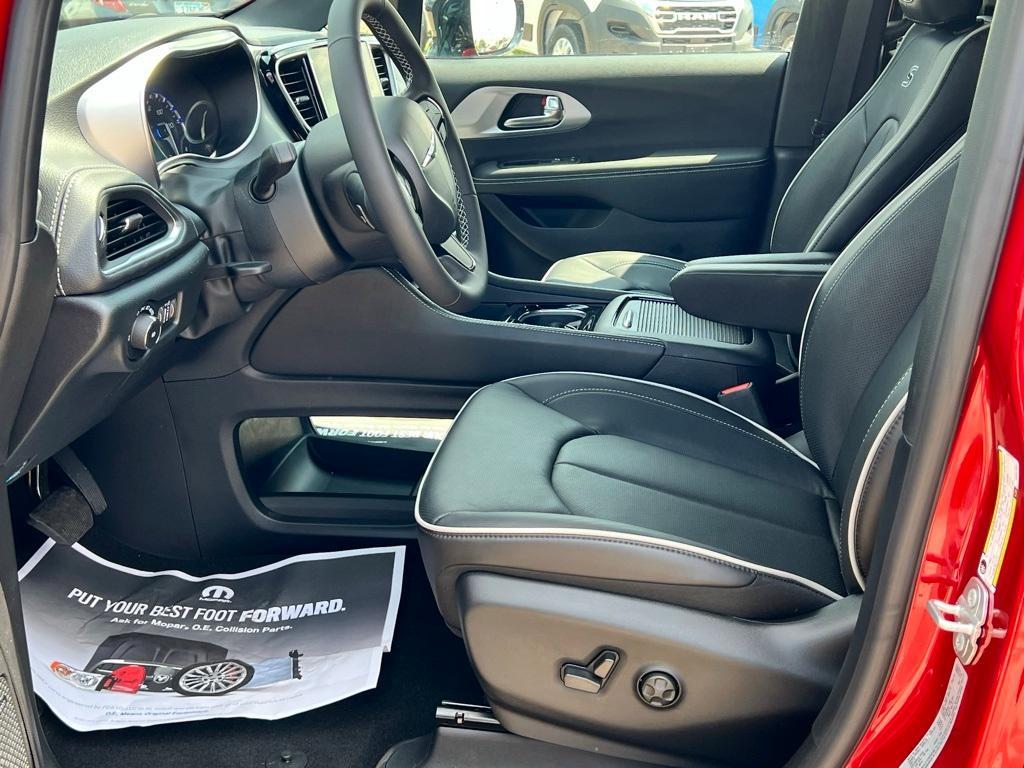 new 2025 Chrysler Pacifica car