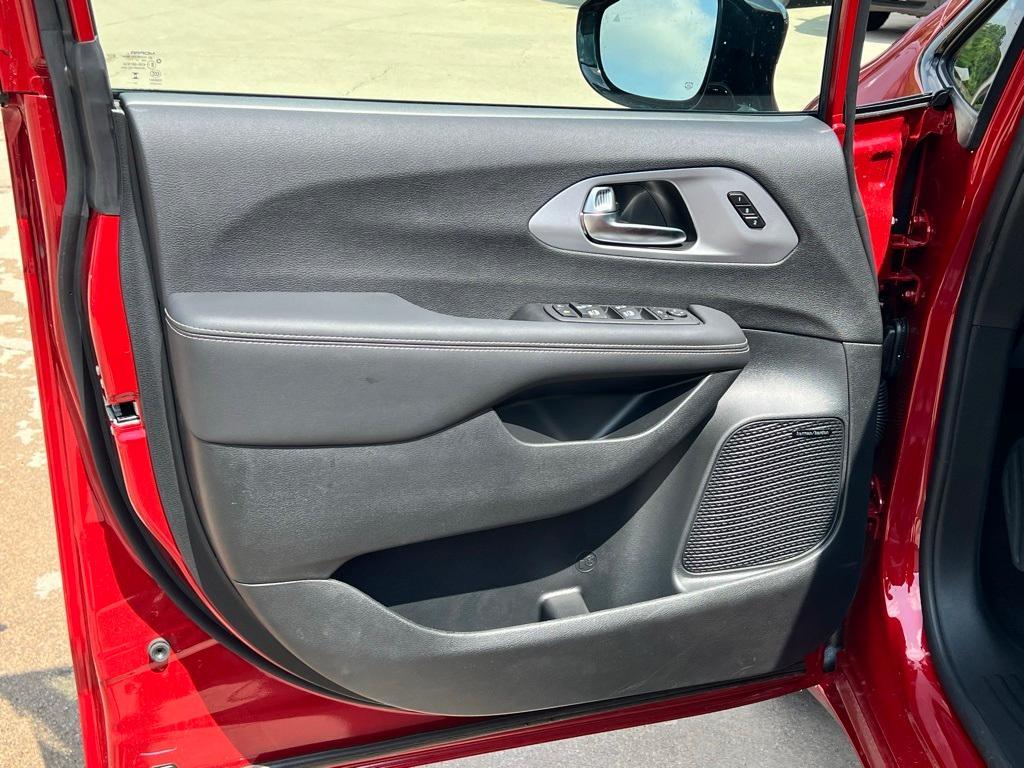 new 2025 Chrysler Pacifica car