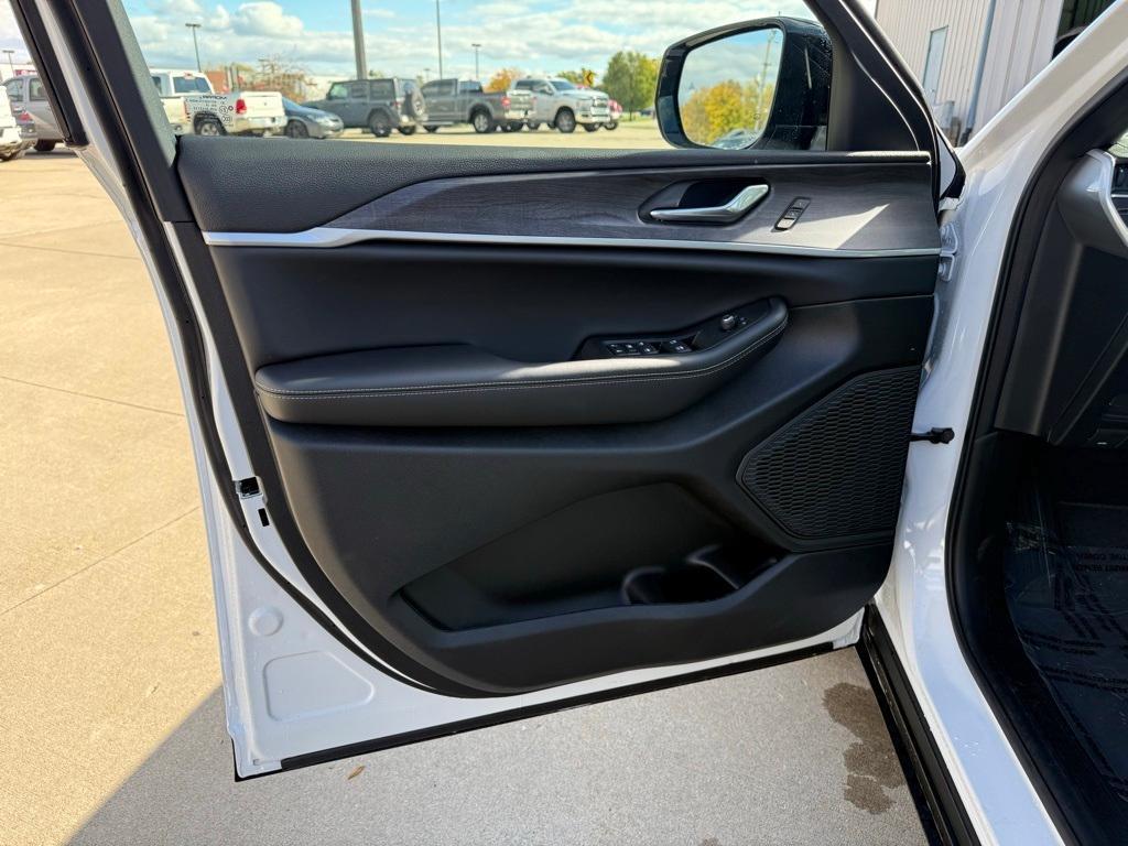 new 2025 Jeep Grand Cherokee car, priced at $50,885