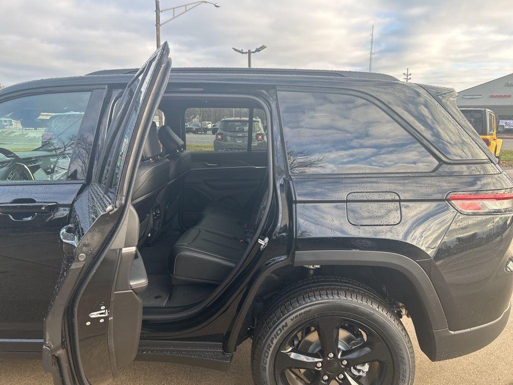 new 2025 Jeep Grand Cherokee car, priced at $50,035