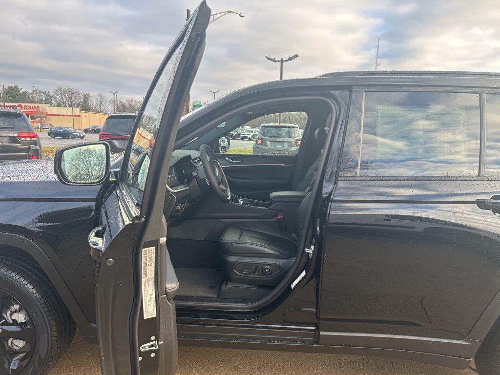 new 2025 Jeep Grand Cherokee car, priced at $50,035