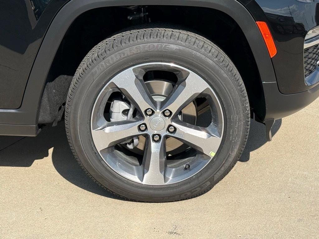 new 2025 Jeep Grand Cherokee car, priced at $47,870