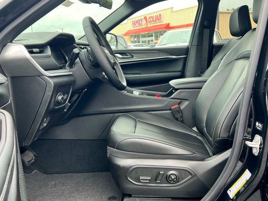 new 2025 Jeep Grand Cherokee car, priced at $43,631