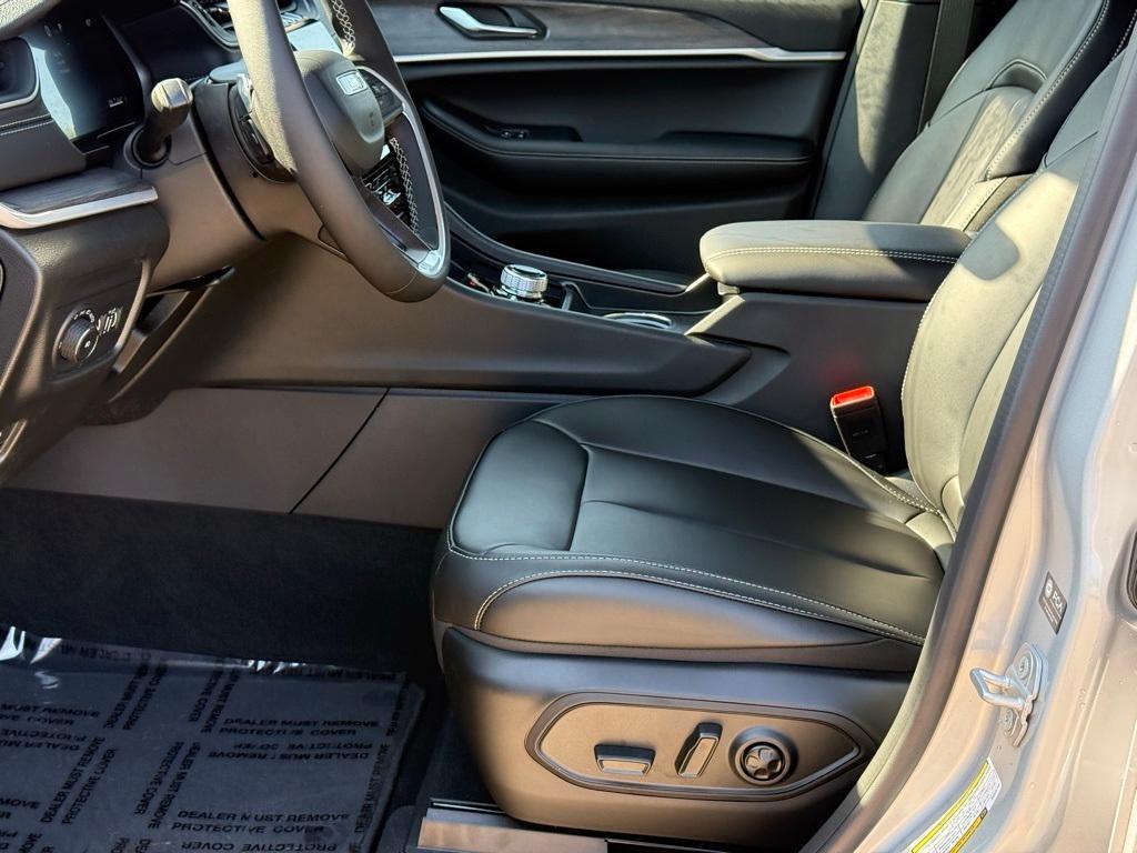 new 2025 Jeep Grand Cherokee car, priced at $47,870